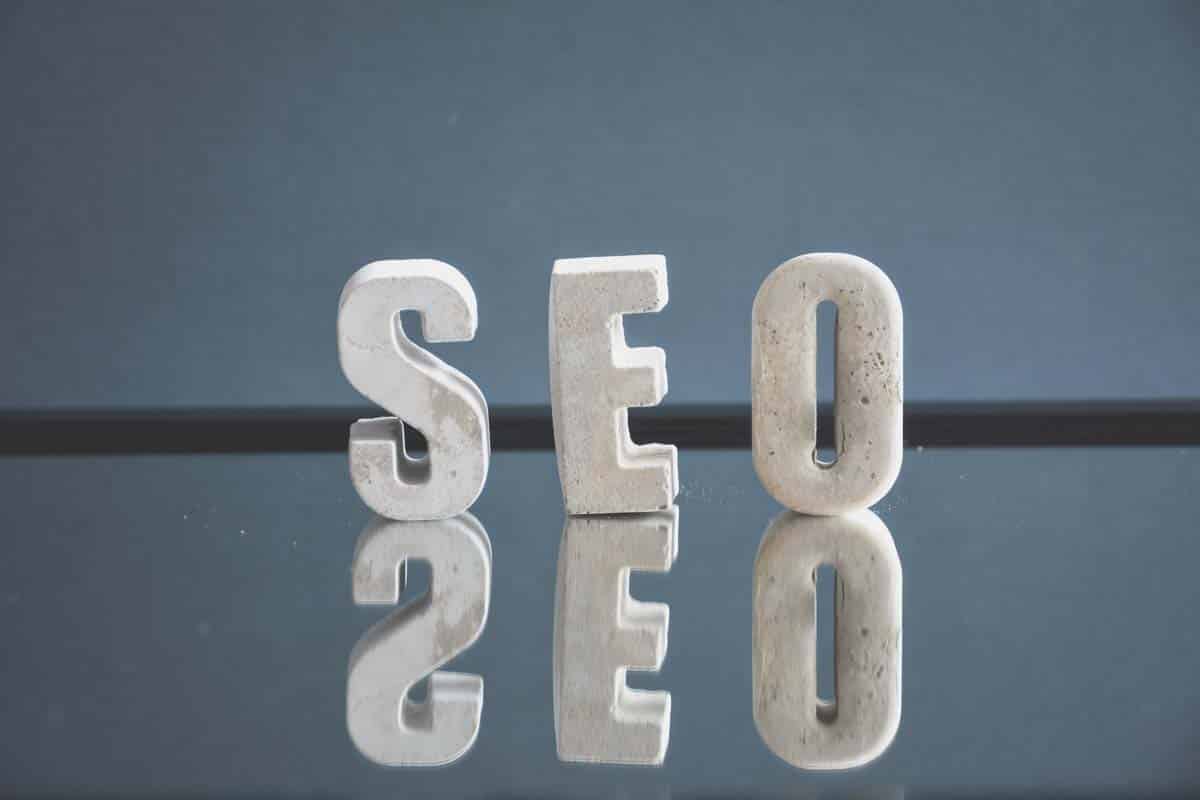 Concrete letters S, E and O reflected on a table